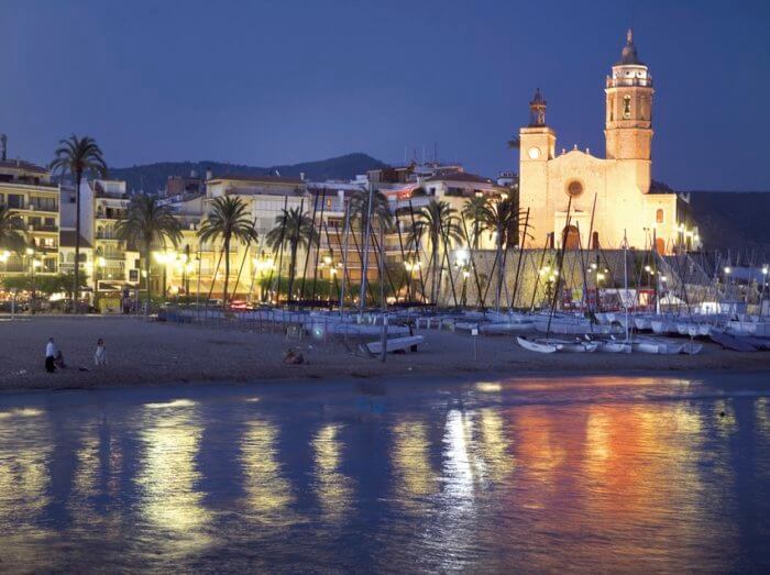 Sitges de noche 700x523 1